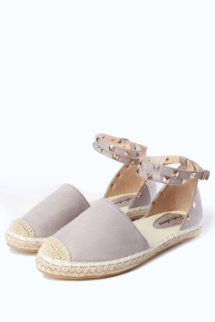 S17W-3000005104-LEY-4-flat-suede-effect-studded-sandals-light-grey-jl2400