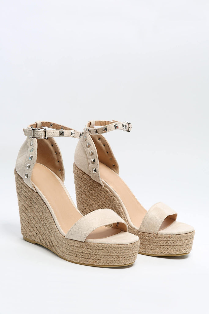 S17W-3000006503-LAM-3-studded-wedge-sandal-cream-jl3003